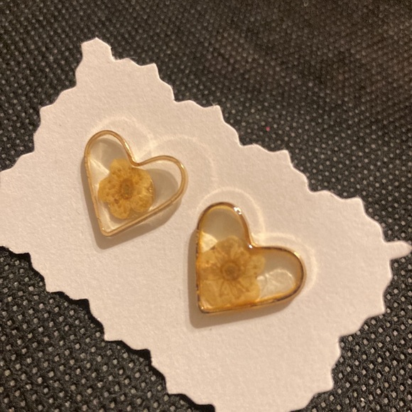 NWOT⭐️ Women’s Clear Heart Flower Earrings
🌸Buy 1 For $10 or 2 For $15🌸 - Picture 2 of 3